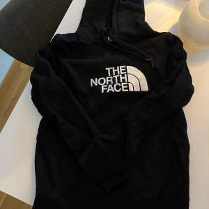 Hoodie från the north face. Svart standard hoodie från the north face. Använd men i fint skick. 