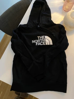 Hoodie the north face - Hoodie från the north face. Svart standard hoodie från the north face. Använd men i fint skick. 