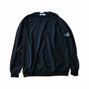 Stone Island Sweatshirt - Kom och fynda! Säljer väldigt billigt då jag ej är säker på ifall den är äkta då jag fick den i present 2018. Skulle säga att skicket är 7/10 utan några hål eller skador på den, enbart väl använd. Obs storlek XXL men den sitter som en M/L.