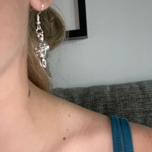 Örhängen  - Här är ett par örhängen som också är korpar jag säljer mest korpar för att jag tycker att det är jättefint, men snart så kommer jag in med nya saker också!❤️