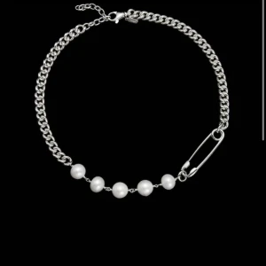 Maria Nilsdotter halsband  - Använt men i bra skick, nypris är 6500kr