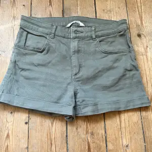 Gröna shorts från H&M Fint skick  Storlek 164, 13-14 år.
