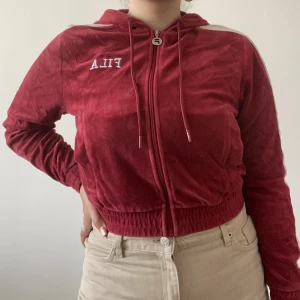 Fila velour hoodie - Hoodie med dragkedja i velour material från fila som sitter tight i midjan