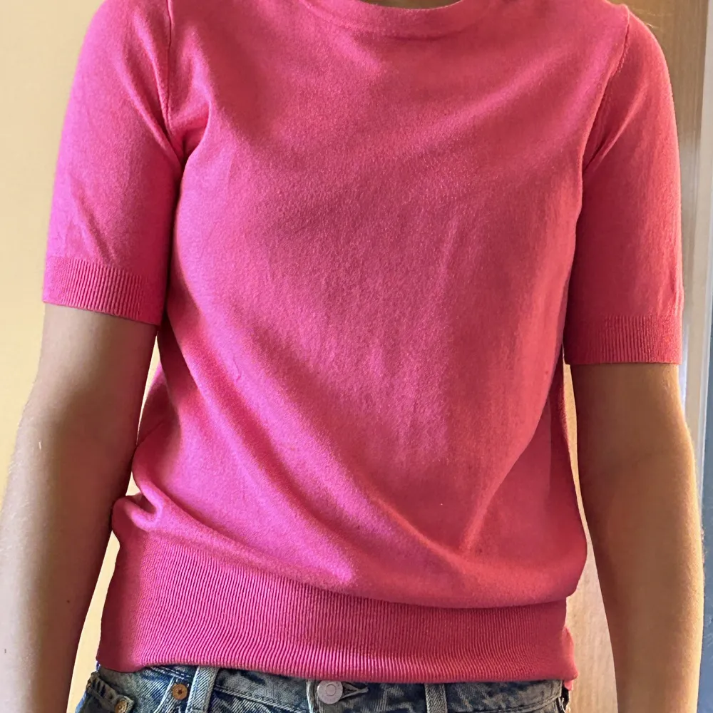 En rosa fin tröja med tunnstickat material från zara. Den är i S och sitter som en XXS-XS . T-shirts.