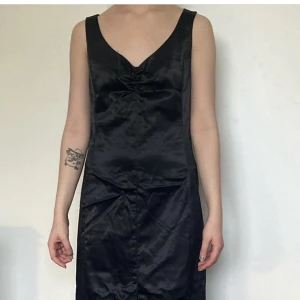 Svart lång klänning - Oanvänd klänning som är sååå fin! Perfekt till de lite finare tillställningarna i sommar.  Storlek: 38