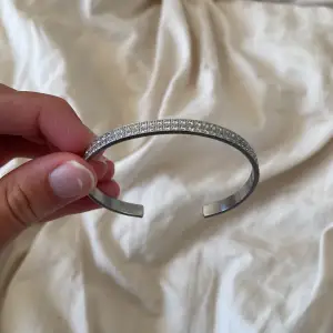 Ett silvrigt armband från butiken India.