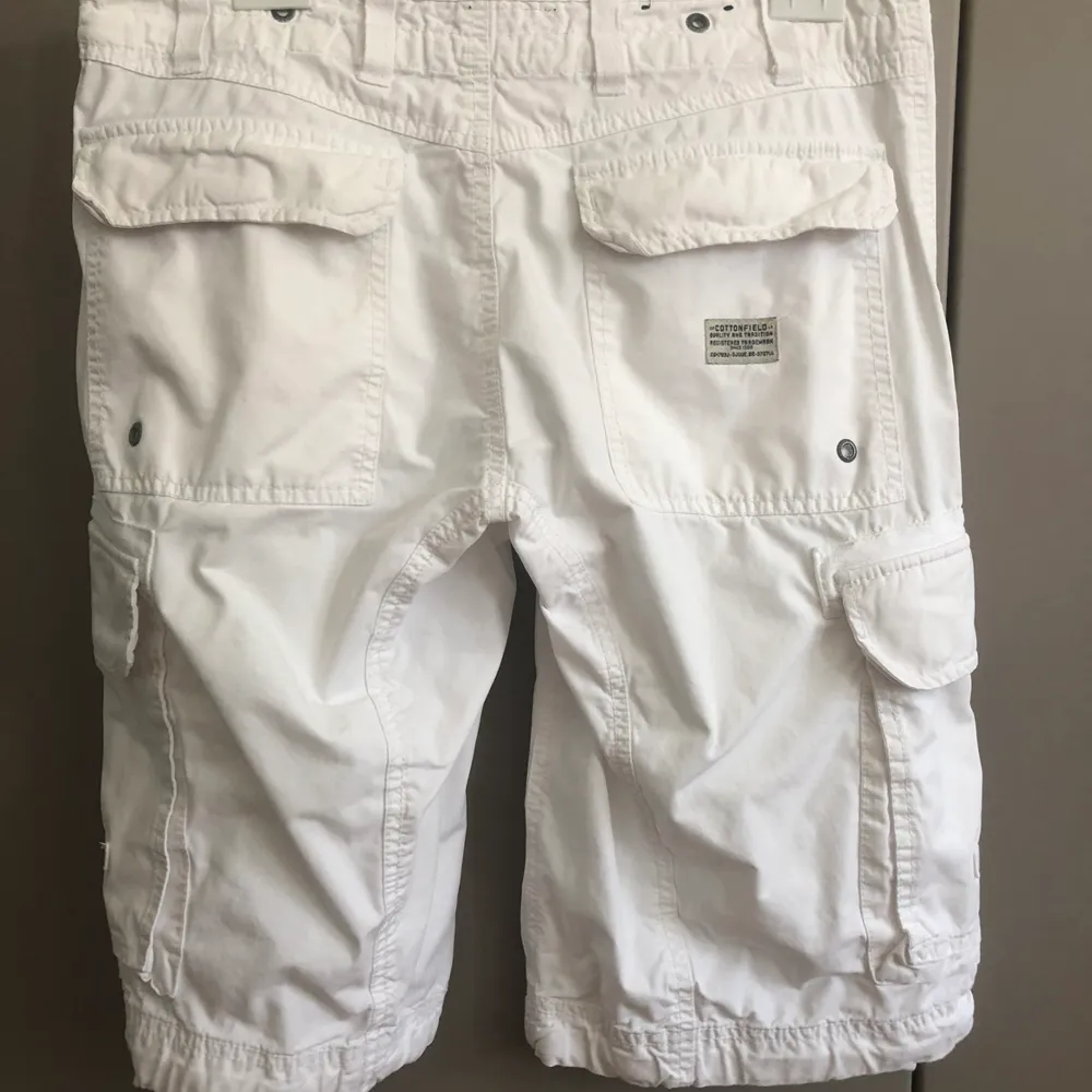 Cargo shorts från Cottonfield  Midjemått 82 cm . Shorts.