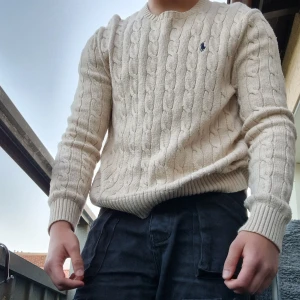 Polo knitted beige - Säljer min polo tröja 8/10 skick. Nypris 2.5. säljer för 650 men priset kan alltid diskuteras. 