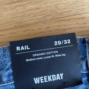 Jeans från Weekday i modellen Rail. Aldrig använda, lapp kvar. Storlek 29/32. Säljer för 300 kr, nypris 600 