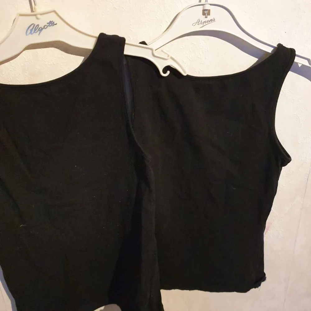 Två super fina basic linnen med inte jätte tjocka band. Stoleken är 134/140. Linnerna kostar 30kr/st så vill man köpa båda kostar det 60. En av dem är lite mer andvänd. Båda är från H&M. passar super till sommaren. (Tryck inte på köp nu). T-paidat.