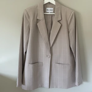 Kavaj - Superfin kavaj från nakd i storlek 40 blir perfect oversize om man har storlek 38😊I en beige rosa färg endast använd en gång så i nyskick