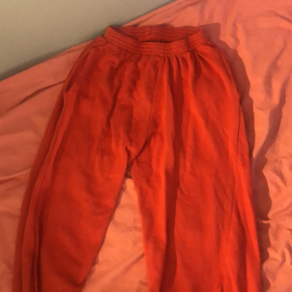 Red sweatpants, perfect for winter. Strong fabric. Sadly no tag so the size is unknown.. Jeans & Byxor.