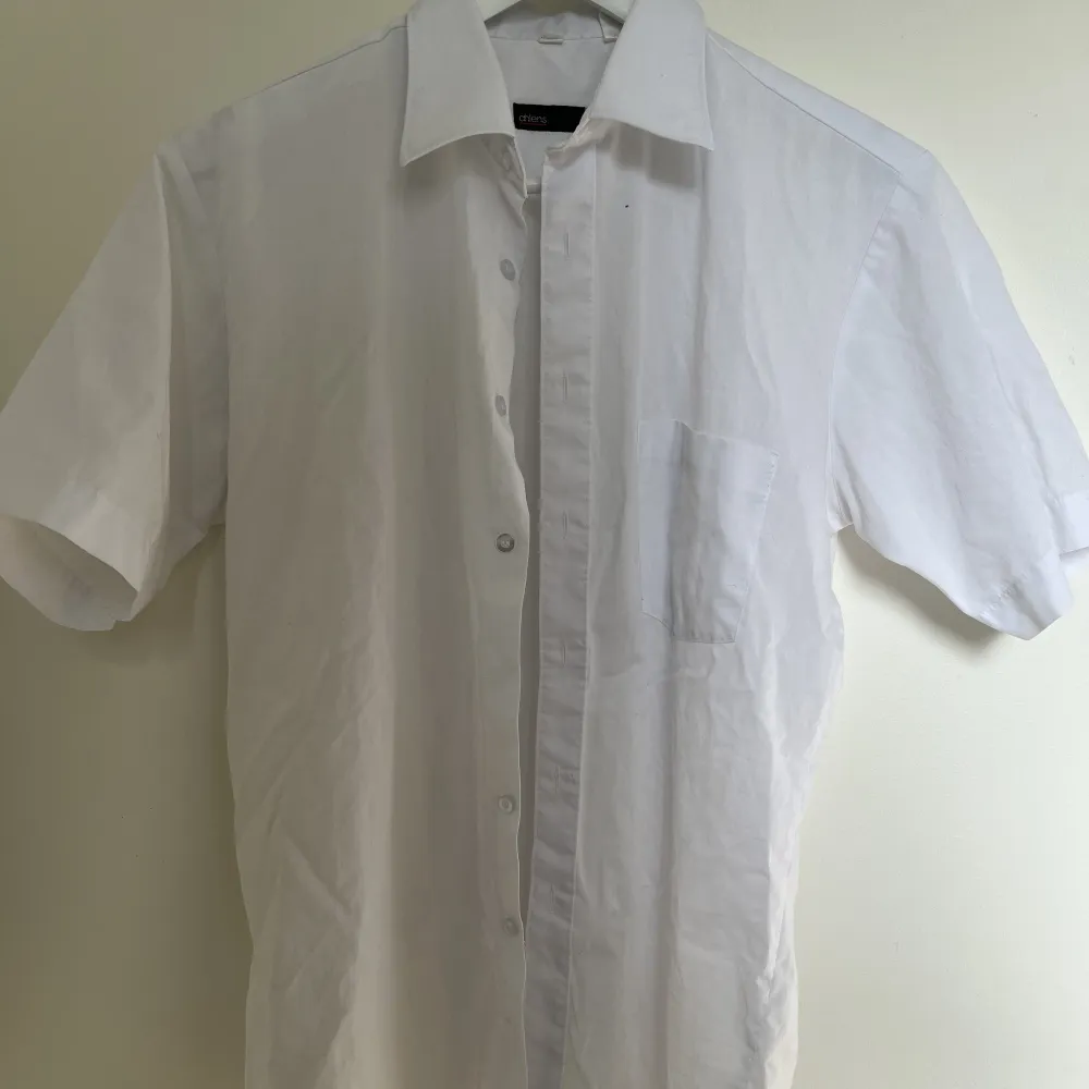 Fin kortärmad vit skjorta från Åhléns❤️‍🔥 Använd ett antal gånger, i bra skick. Går nedanför rumpan på mig, är 170 cm. . Skjortor.
