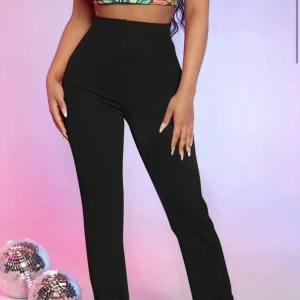 Svarta tajts med slits  - Svarta tajts med slits längst ner, endast testade! 