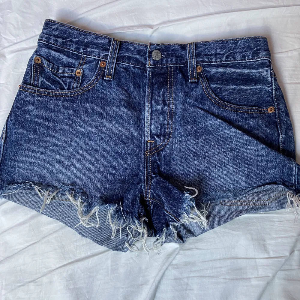 Levis 501 jeansshorts🌟 som nya, knappt använda! Står inte storlek men midjemåttet är 37cm tvärs över💓 för ytterligare referens så är de lite för små för mig som brukar ha storlek 38 i jeans 🤍. Shorts.