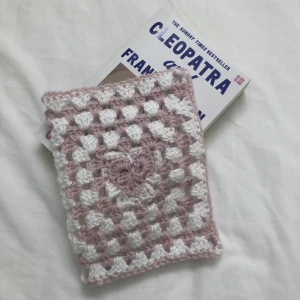 Book cover - Handgjord, virkad book cover som är perfekt att sätta över böckerna för extra skydd eller för dekoration. 💗📚🦢Jag samfraktar gärna, kolla in min profil ifall du hittar något mer! Var inte blyg med frågor och tryck gärna på köp nu! 💗💗