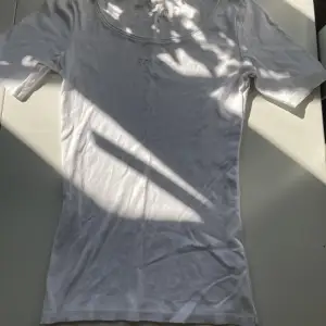 Basic vit t-shirt med glitter detaljer. Material i bomull. Säljer billigt.