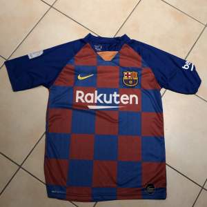 Säljer min Barcelona tröja med Messi på ryggen. Säljer den billigt pga vet ej om den är äkta samt några små fläckar på ryggen (se sista bilden). Köp sker via ”köp nu” funktionen