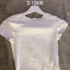 T shirt  - Info står på bilden och bilden är tagen från mitt insta konto där jag säljer kläder och annat men tänkte lägga ut allt här också!! 