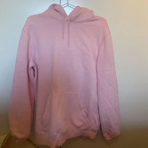ROSA HOODIE - Från herravdelning på H&m. Använd en gång och fick tyvärr en fläck på nedre delen av framsidan därav priset❤️