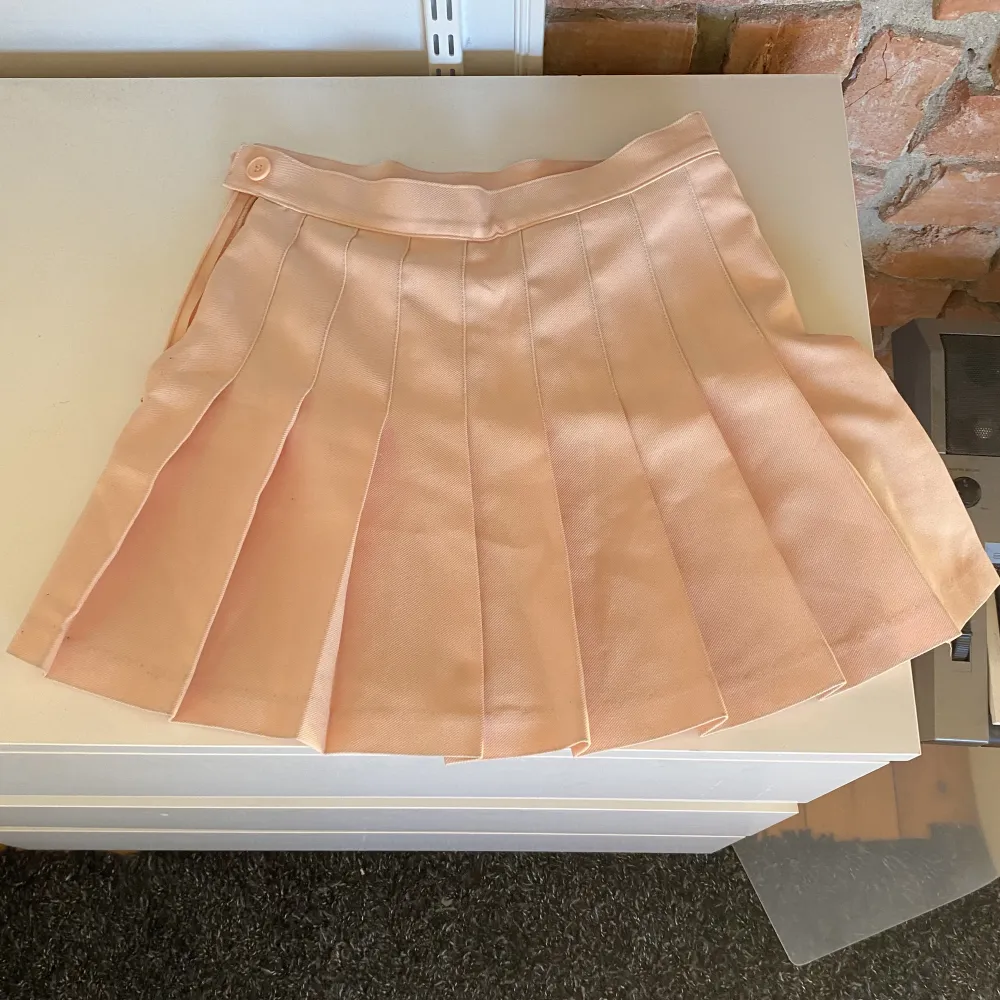 jättesöt rosa kjol! midja- 33cm rakt över längd-38cm. har använt den endast ett par gånger (tvättas innan den skickas). . Kjolar.