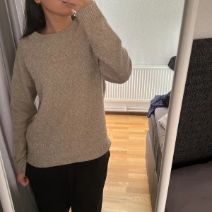 stickad tröja  - Säljer en mysig beige stickad tröja från vero moda som inte löngre kommer till användning🩷