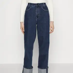 Jeans från BITE studios, modell Wide fold up denim. Helt ny, med prislapp kvar.  Storlek: 28/34 Material: 99% bomull 1% elastan Nypris: 4000 SEK