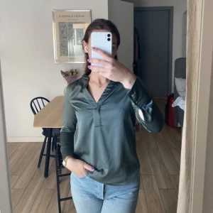 Blus från HM - Elegant blus från Hm, med guldiga knappar. Storlek xs men passar även s.  120 kr + frakt 🥰