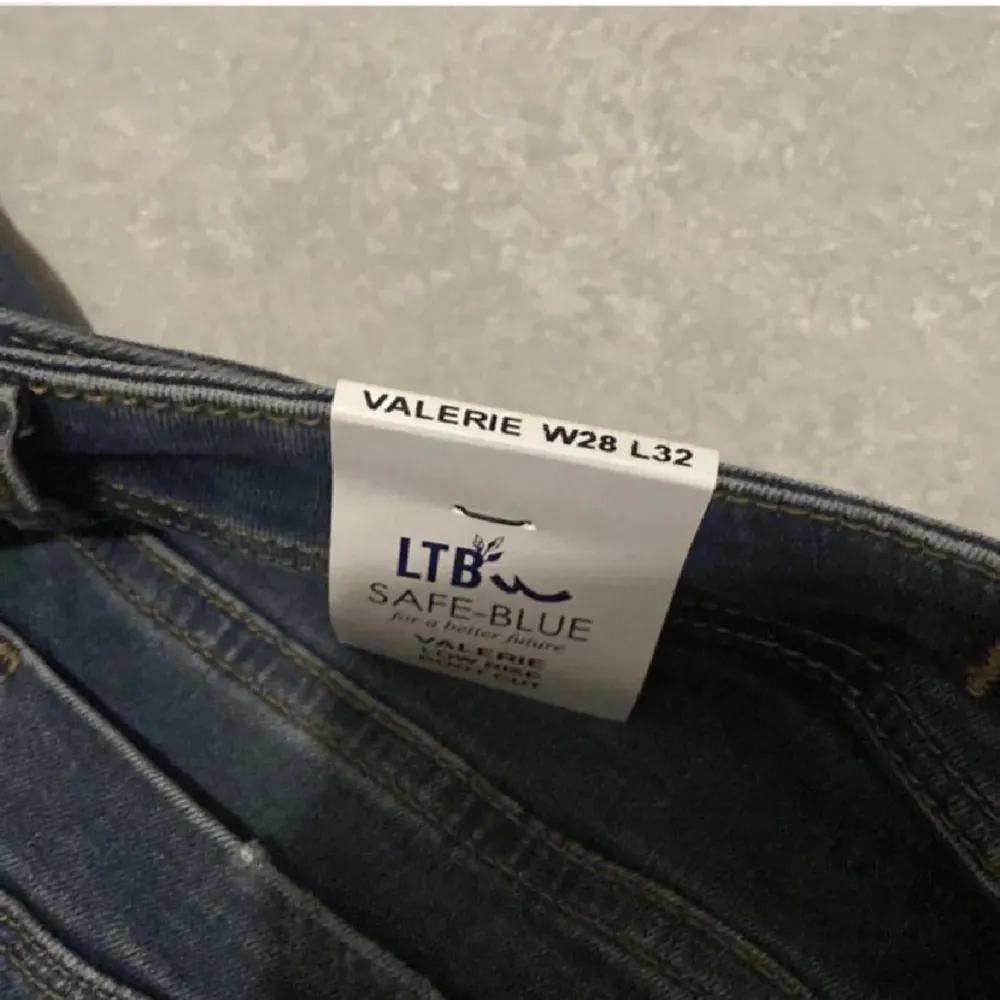 Helt nya Ltb jeans med lapparna kvar! Endast testade då de tyvärr är för stora för mig. Väldigt populära och slutsålda överallt typ!Köpare står för frakt! Kom privat för flera bilder. L32 W28💞 Nypris är 799. Mitt pris är diskuterbart!. Jeans & Byxor.