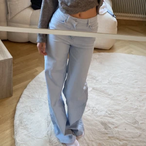 Mid/high rise jeans - Mid/high rise jeans i en ljusblå/pastell blå färg. De är sparsamt använda men finns en liten fläck längst ner på benet som ni ser på bild 3. Storlek xs men passar också S.☺️Köpta för 300 