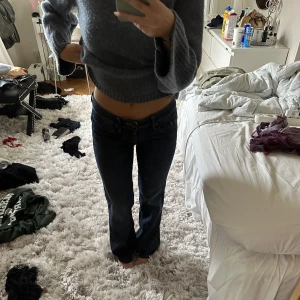 Lågmidjade jeans - Lågmidjade jeans från G-star! Super mörkblå färg oxh as snygga! Passar till myxket❤️‍🩹❤️‍🩹 midja ca 36cm