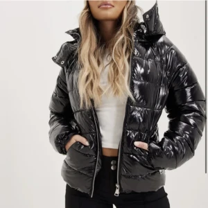 jacka - en jacka som jag har använt under skidresa men aldrig mer kostar 1000+ slutsåld sen vintras