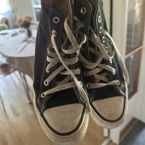 Svarta converse🖤 - Säljer mina svarta converse som använts en hel del. Därav priset🖤