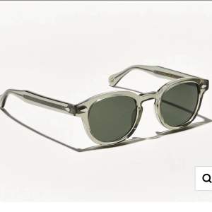 Säljer nu mina nästan oanvända solglasögon från moscot originals NYC i färgen LEMTOSH-SAGE. Inga defekter alls, skriv priv för bilder. Original pris 3700kr.