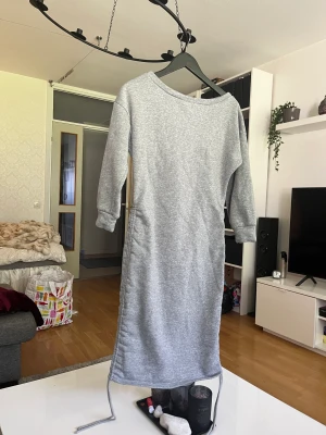 Klänning - Använd och i fint skick, kan knytas nedtill. 