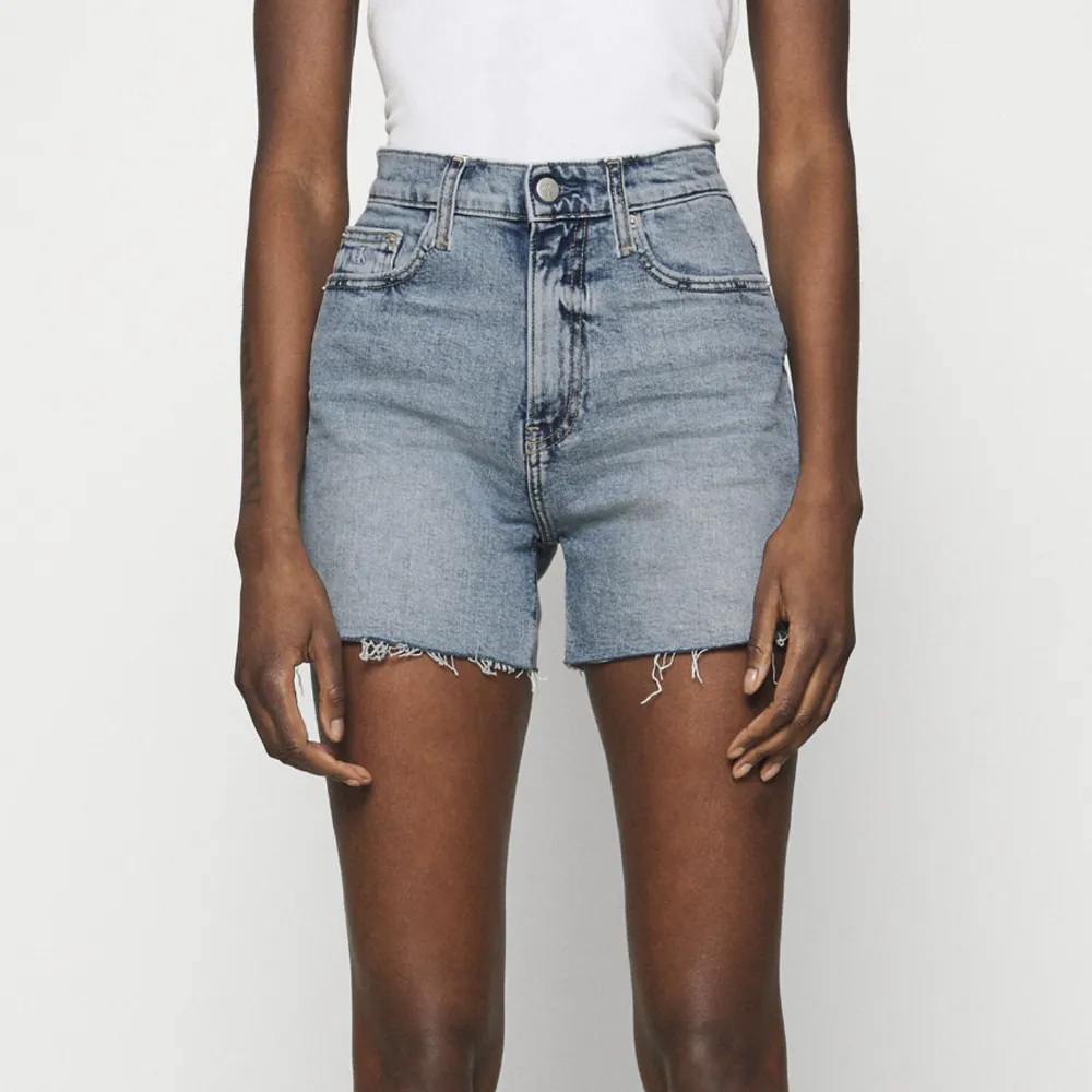 jeansshorts från calvin klein i bra skick. Storlek W26, skriv om ni vill veta dem exakta måtten. Shorts.