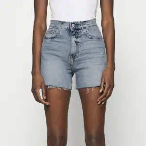 jeansshorts från calvin klein i bra skick. Storlek W26, skriv om ni vill veta dem exakta måtten