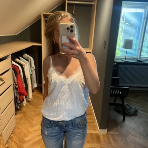 Linne - Säljer detta spets linne då det inte kommer till användning. OBS det är uppvikt på bilderna, är mycket längre i verkligenheten.