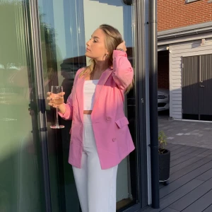 Rosa kavaj - Tidigare absolut favoritplagg men tyvärr blivit för liten (men innan viktuppgång passade den som på bilden). 💓