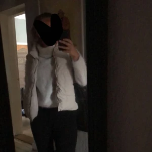 Beige Väst - Säljer denna fina väst säljer för den aldrig kommer till nån användning väldigt fin, bara använd några enstaka gånger och inga märker utan i nytt skick Perfekt nu till hösten🥰 