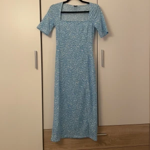 Klänning Gina Tricot - Superfin klänning, aldrig använd. Storlek 36. 150kr + frakt 