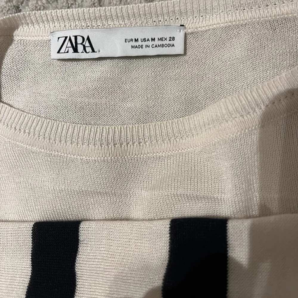 Säljer denna tunnt stickade tröja från Zara. Supersöt och endast använd en gång, är i nyskick🤍Storlek M (tycker den är liten i storleken). Tröjor & Koftor.