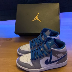 Jordans 1 - Säljer dessa nästan helt nya Jordans dom är typ använda 2-4 gånger det ändå med dom är den svarta fläcken back som ni ser på bild tre annars är skick 9/10