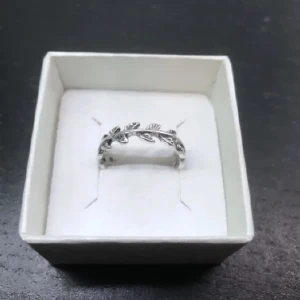 Silvrig krans ring - Väldigt snygg och rostfri krans ring i perfekt skick. Hör gärna av dig vid intresse!😊