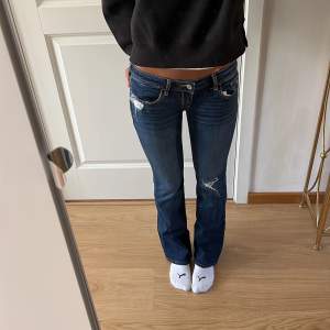 Säljer mina hollister jeans då jag är i behov av pengar, Jag är 162 och de sitter perfekt i längden på mig. Tveka inte på att ställa frågor❤️