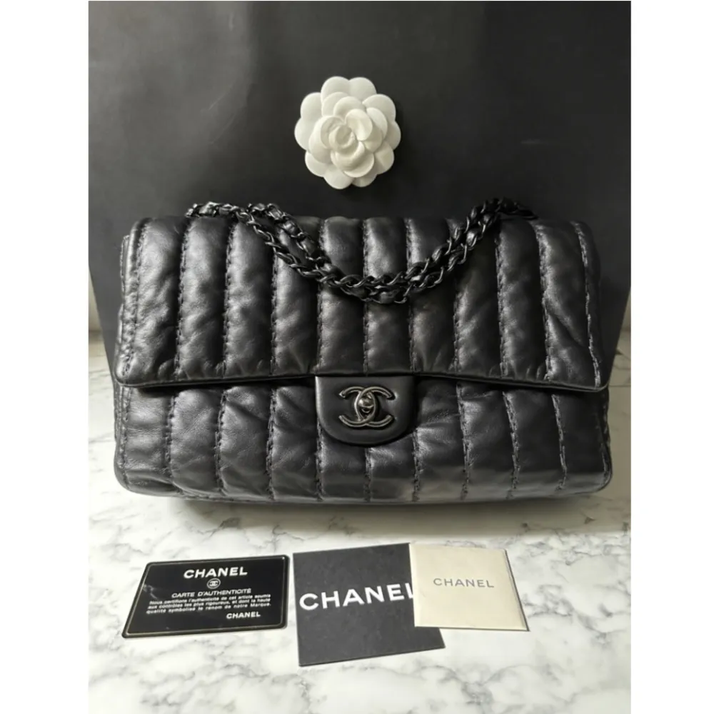 Världens finaste Chanelväska i svart läder och svart metall. Med bevis, chanelkort och annat med. I nästan helt nyskick och inte vintage.. Väskor.