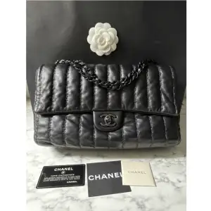 Världens finaste Chanelväska i svart läder och svart metall. Med bevis, chanelkort och annat med. I nästan helt nyskick och inte vintage.
