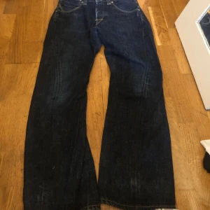 Jeans - Snygga lite baggy Levis jeans med låg midja.  Innerbenslängd: 73 cm Midjemått: 76 cm