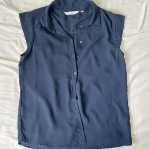 Blues från Kappahl  - Snygg mörk blå blus från Kappahl som sällan har kommit till användning. 