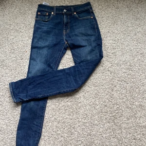 Levis jeans blå - Blåa Levis jeans i väldigt bra skick, ser ut som nya.  Storlek: W29, L34   Nypris: 1299kr.  Mitt pris: 299kr.  Kan tänka mig att sänka pris vid snabb affär